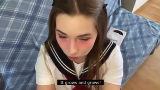 Mała licealistka w japońskim mundurku szkolnym