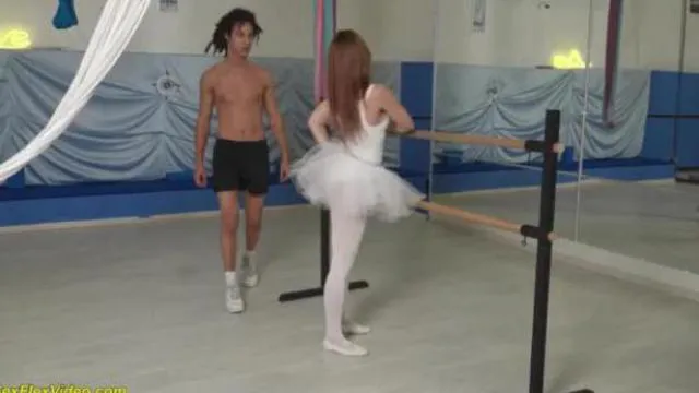 Ballerina Nicole zerżnięta w sali ćwiczeniowej