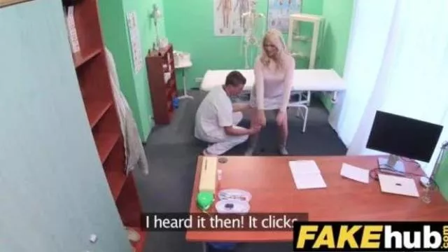 Špinavý lékař dává blondýnce české kočky mokré kalhotky