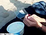 Amateur acaricia la polla en la playa