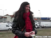 Uma mulher checa quer divertir-se