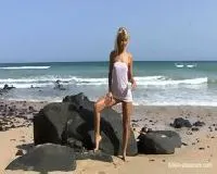 Bellezza nuda sulla spiaggia