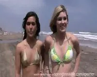 Nestrpna dekleta na plaži