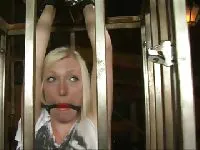 Eine Blondine in einem Käfig