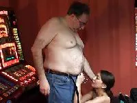 Fatty wordt gepijpt in het casino