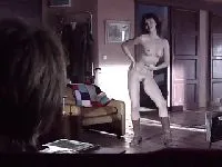 De vrouw doet een striptease