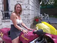 A namorada feroz de um motociclista
