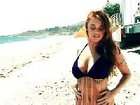 Hete strand babe poseert in bikini