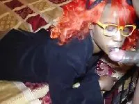 Fata de culoare cu părul roșu în acțiune orală