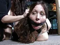 O menajeră cu călușul în gură