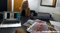 Een collega neukt haar op haar bureau