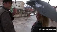 Une prostituée allemande attrape un client par un jour de pluie.