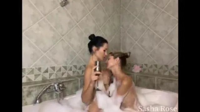 Zwei Küken haben einen Orgasmus in der Badewanne
