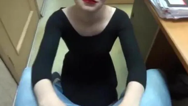 Snema prijateljevo dekle, ki seksa na delovnem mestu