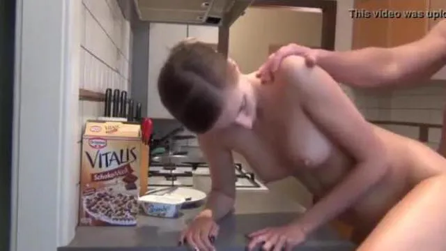 Adolescente tedesca scopata in cucina dalla sua compagna di stanza
