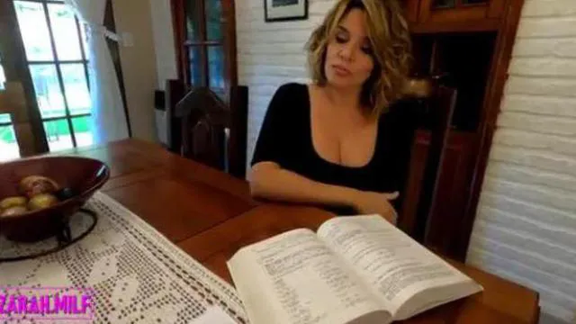 O profesoară sexy milf își pune studenta să i-o tragă și să ejaculeze în fundul ei