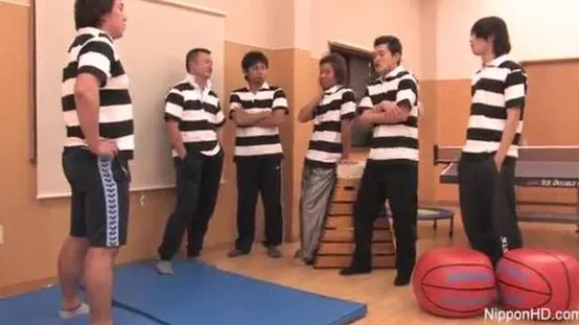 Japonska učenka fuka svoje sošolce