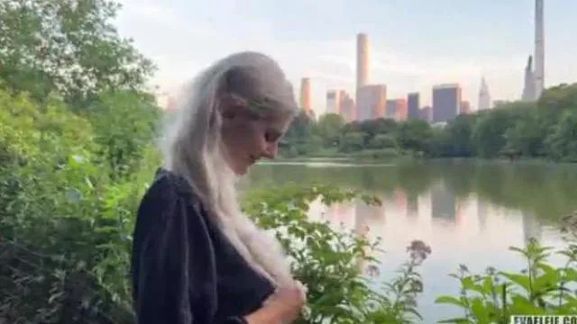 Den Schwanz eines Fremden im New Yorker Central Park lutschen, damit er mich ficken und über mein süßes Gesicht abspritz