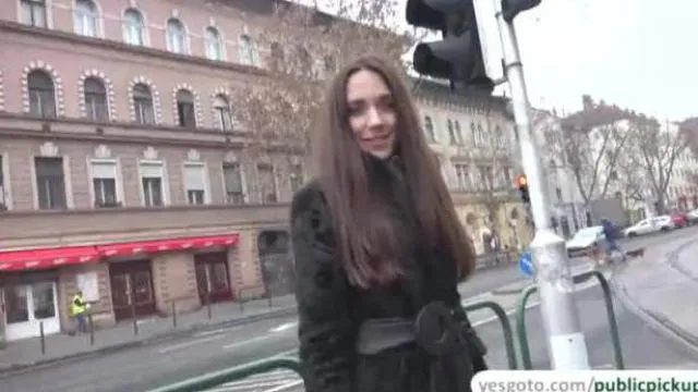 Russische brunette Milf verdient snel geld door haar slipje aan een vreemde te laten zien