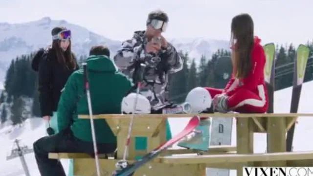 La conejita de esquí Sonya tiene sexo apasionado en los Alpes