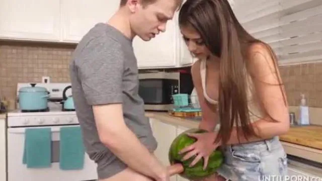 Moja posvojenka me ujame, ko seksam z lubenico, nato pa mi hoče narediti fafanje