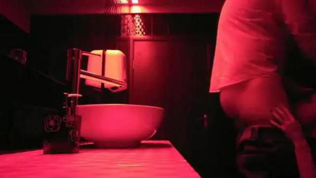 Pornovideo in het herentoilet in de club