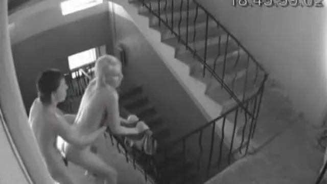 Femme blonde en train de tromper sa femme en levrette prise en flagrant délit de caméra cachée