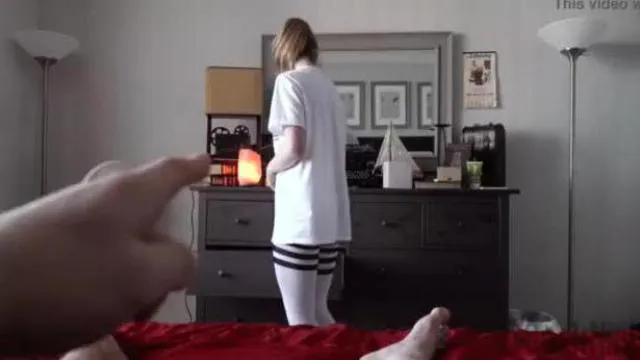 Csábító mostohanővér baszik mostohatestvér comb-magas zokni előnézetben