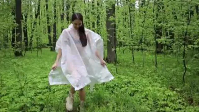 O plimbare în pădure s-a încheiat cu o sesiune bruscă de bdsm pentru o tânără cățea