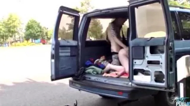 Una puttana cattura un cliente in un'area di sosta dell'autostrada e gli offre la sua figa in un furgone