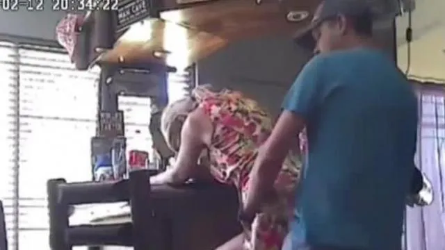 Una telecamera nascosta ha ripreso mio marito mentre si scopa la babysitter di 18 anni