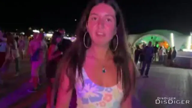 Una ragazza birichina di 18 anni si è tolta le mutandine in pubblico