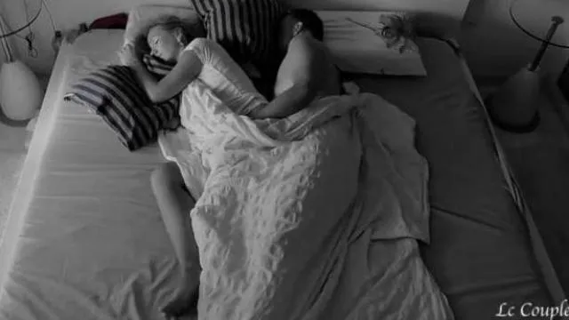 Amateurpaar heeft 's ochtends seks opgenomen met verborgen camera in hun slaapkamer