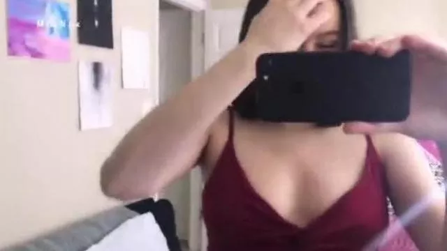 Selfie miroir Striptease Robe rouge Culotte string en dentelle noire Teasing