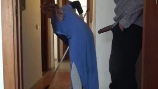 Muzułmańska sprzątaczka jest zaniepokojona, gdy widzi jego dużego czarnego kutasa