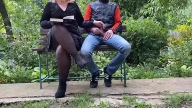 カーヴィーな義理の母親が、公園で本を読みながら義理の息子を自慰する。