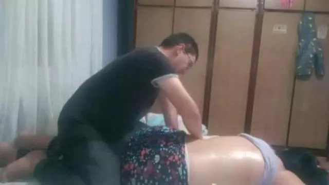 A tua irmã adotiva pediu uma massagem ao teu irmão adotivo