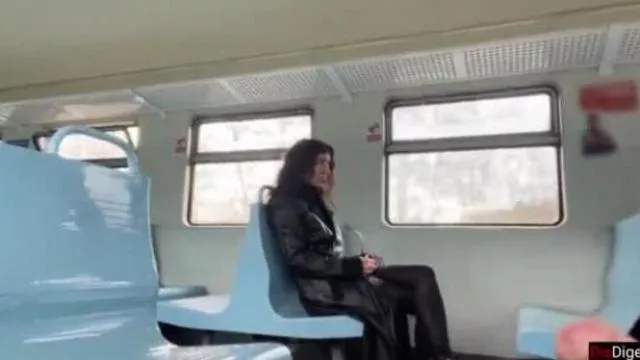 Une branlette en public dans un train se termine par une fellation de la part d'un inconnu