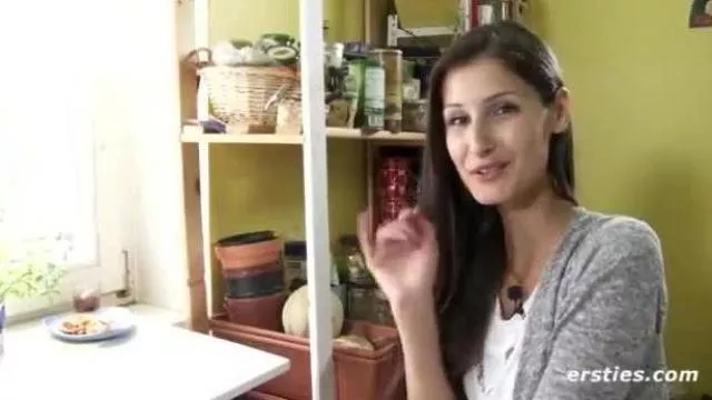 Milena brinca com o seu clitóris e a sua rata furada