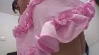Leuk Japans meisje in roze konijnkostuum