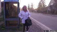 Oma opgepikt bij de bushalte