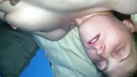 Mlada žena s penisom v ustih