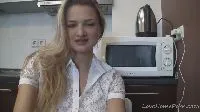 Blondinka na spletni kameri