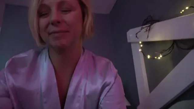 Dolce mamma scopa su un video amatoriale