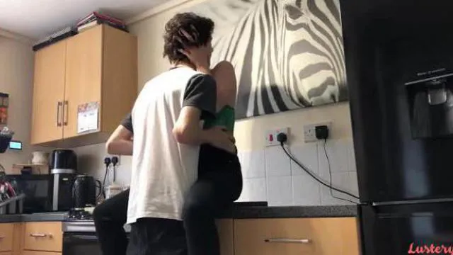 Sexo estudiantil en un piso de soltero