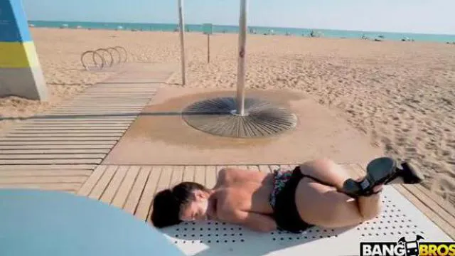 Hoang dại chết tiệt trên một bãi biển công cộng